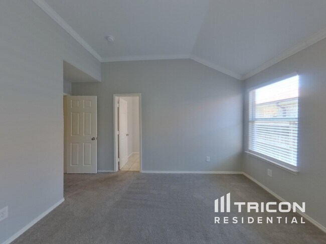Building Photo - 9600 Orinda Dr