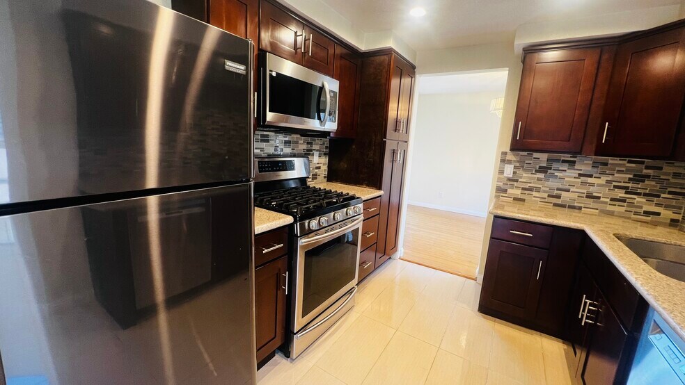 Kitchen - 336 N Louise St