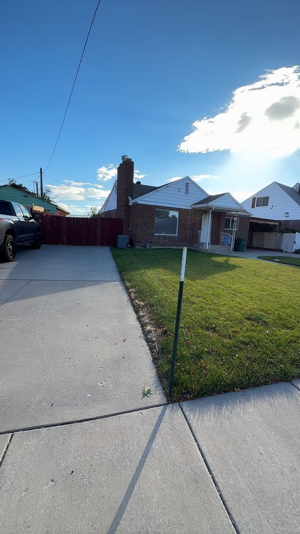 Building Photo - 1374 Maple Dr