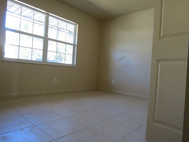 Building Photo - 2 Bedroom Condo With Garage and Lake Views