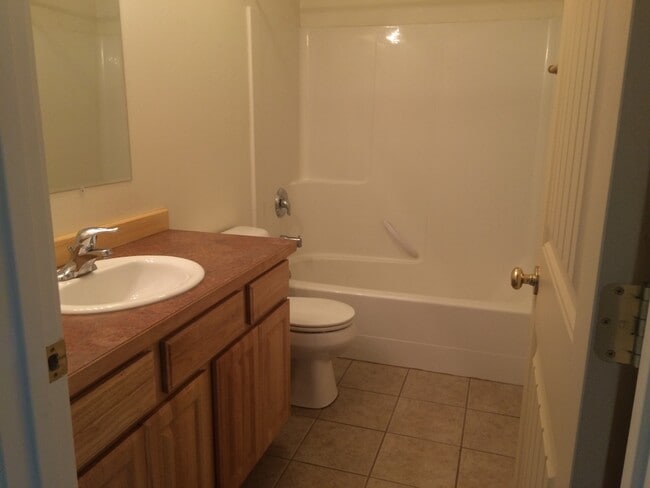 Building Photo - 2 Bedroom 1 Bathroom Apartment ** NEW PRIC...