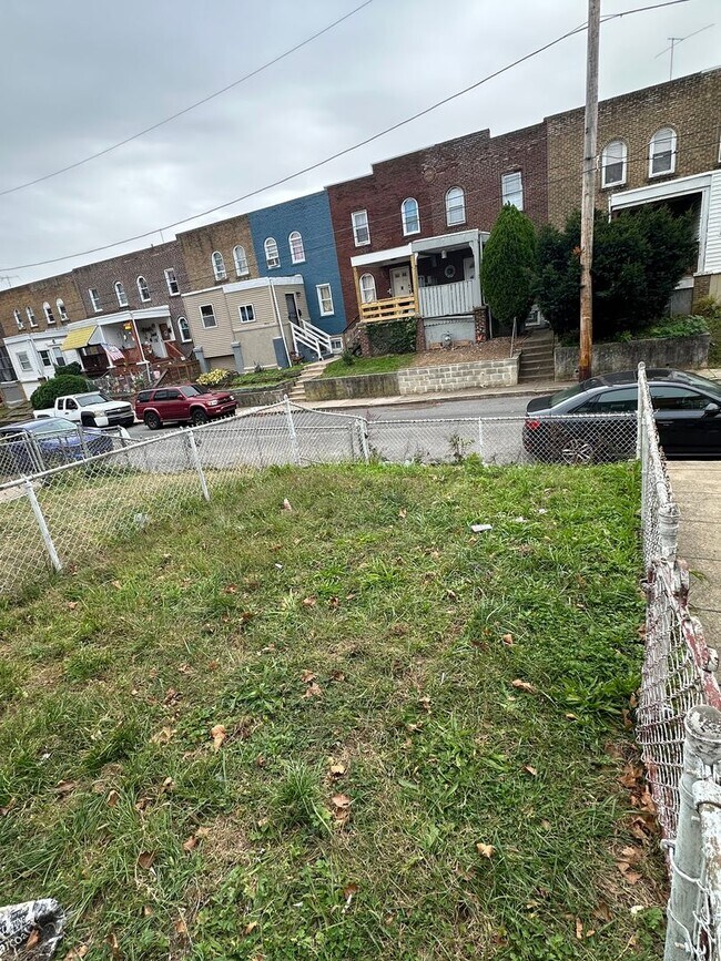 Building Photo - Fully renovated 2Bed/1 bath rowhome- Upper...