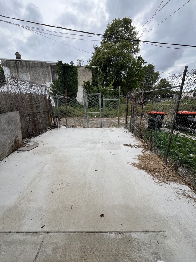 Building Photo - 1006 Potter St