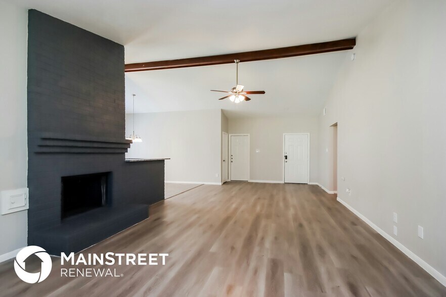 Building Photo - 8811 Oakleaf Forest Dr