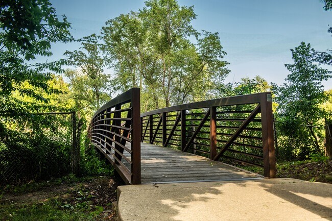 Building Photo - 1028 Valley Stream Dr