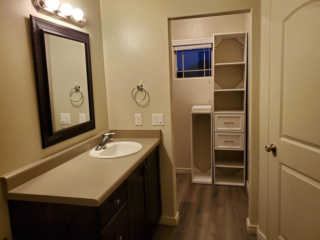 Building Photo - 1000 Bluff View Dr