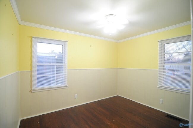 Building Photo - 1702 Truman Dr NE