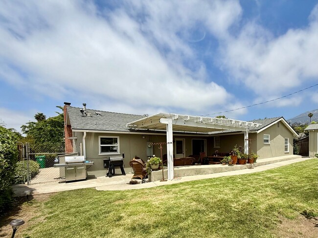 Building Photo - Unfurnished 4 bedroom/2 bathroom home with...