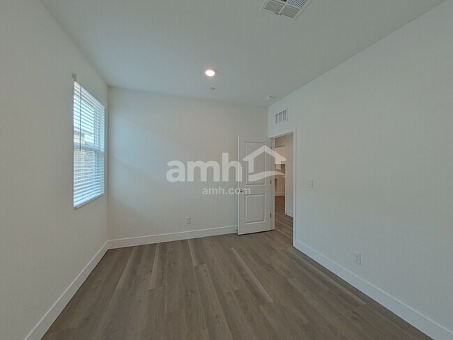 Building Photo - 889 English Primrose St