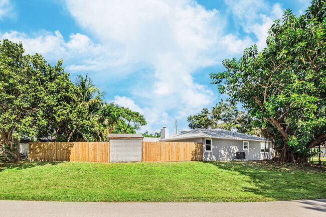 Building Photo - 300 Riomar Dr