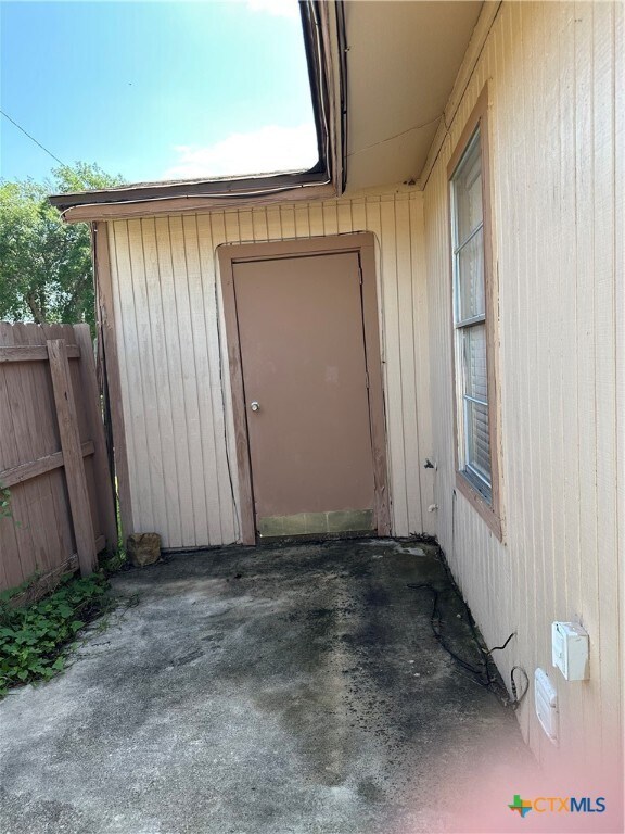 Building Photo - 1051 Country Club Dr