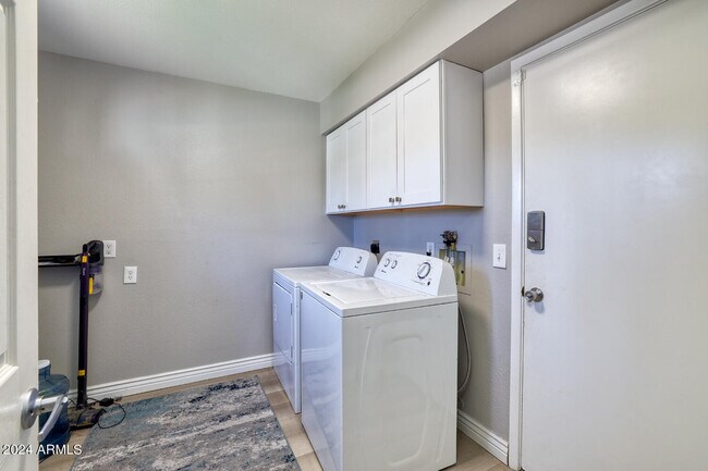 Building Photo - 3305 S Holbrook Ln