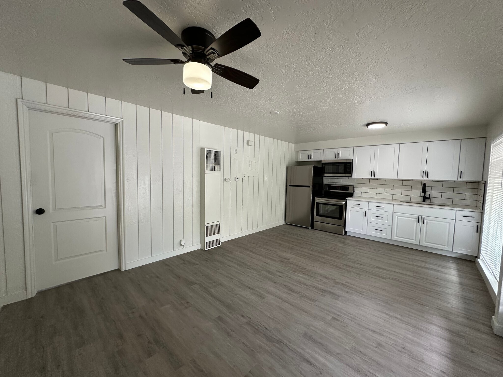 Building Photo - 951 N Redwood Rd