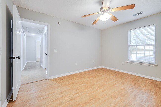 Building Photo - 3 Bedroom Springfield Home with Garage and Large Backyard