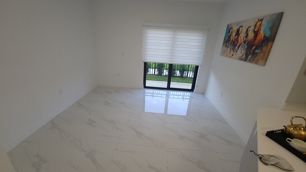 Building Photo - 502 E 24th St