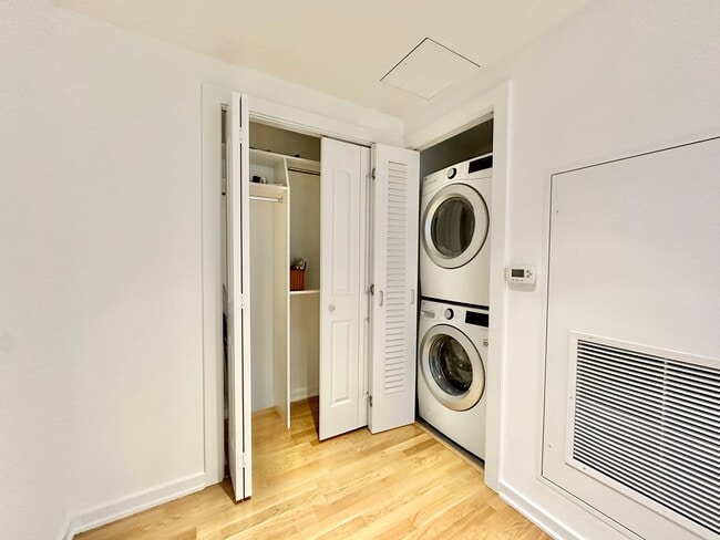 Building Photo - EPIC REA: GORGEOUS 1BD/ 1BA Condo w/ Amazing Views & Fabulous Rooftop