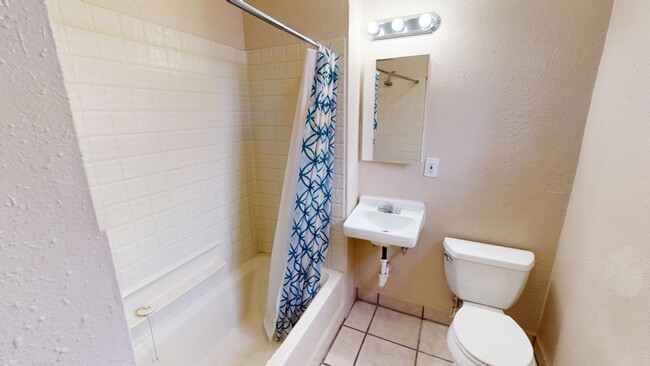 Building Photo - Centrally located 1 Bedroom Santa Fe apart...