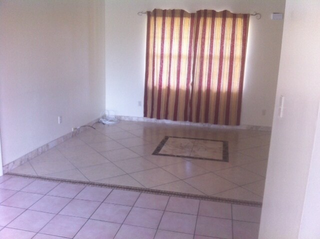Building Photo - Beautiful  3 bedroom, 2 bath, 2 car garage...