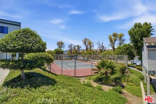 Building Photo - 10566 Sunland Blvd