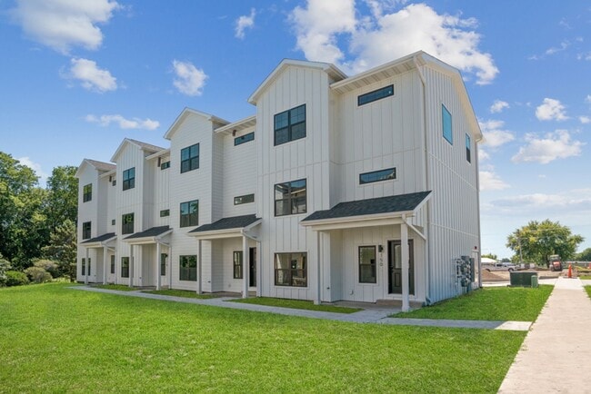 Building Photo - Clear Lake Condos