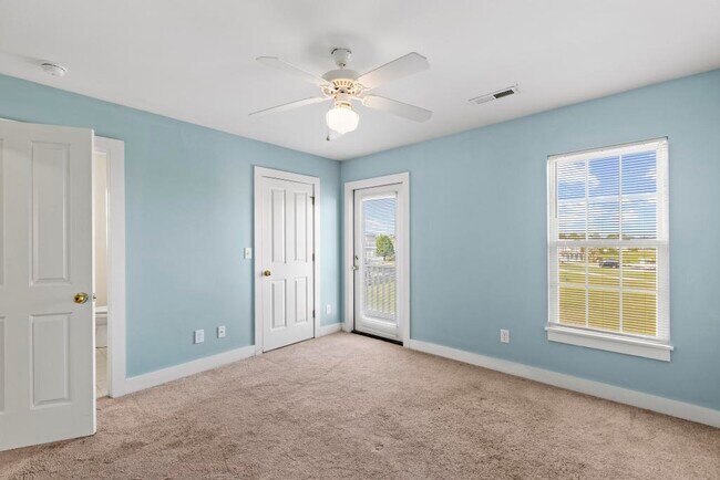Building Photo - 220 Twin Oaks Dr