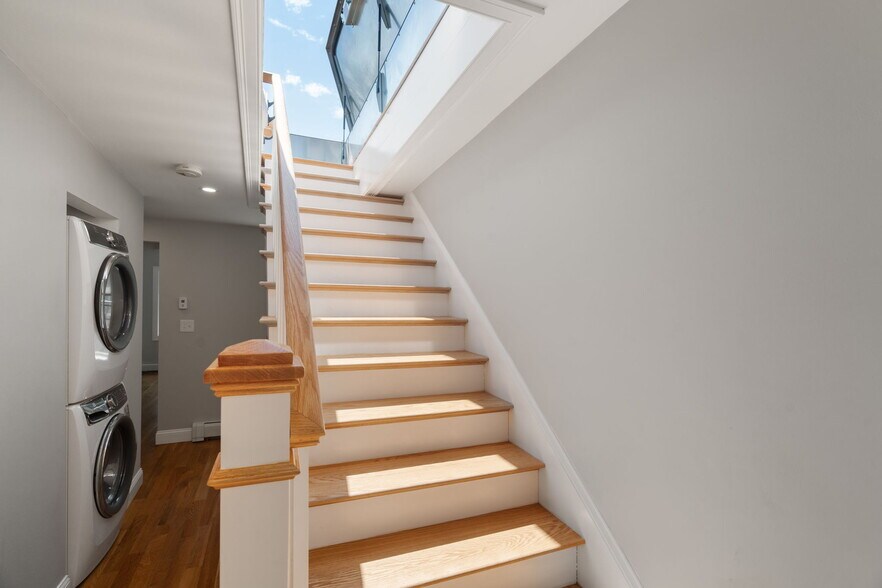 Building Photo - 510 Medford St
