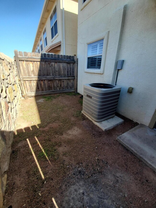 Building Photo - 10021 Railroad Dr