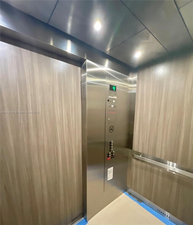 Building Photo - 12500 SW 5th Ct