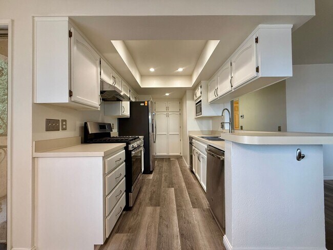 Building Photo - Spacious 2 BED 2 BATH Condo! Two-Car Tandem Garage! Central AC! In Unit Washer/Dryer!