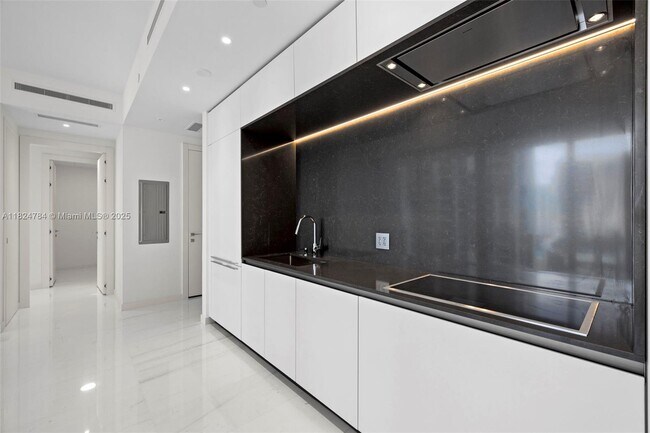 Building Photo - 300 Biscayne Blvd Way