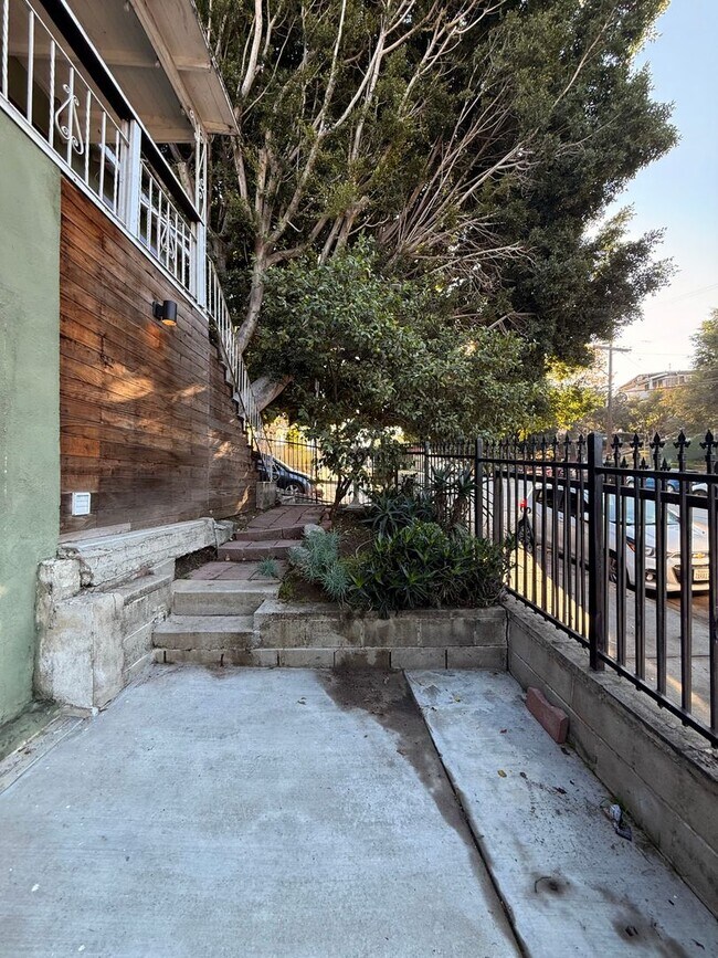 Building Photo - 1200 Laveta Terrace