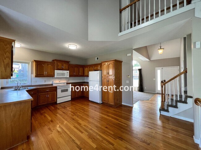 Building Photo - Wonderful Northland Home w/ Hardwood Floors and Plenty of Space!!