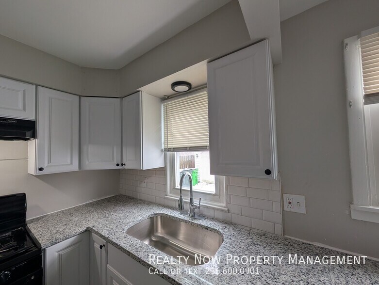 Building Photo - 13604 Oak Park Blvd