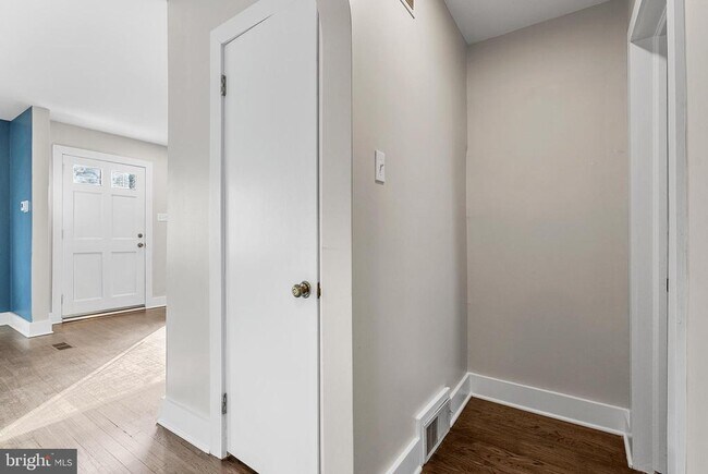 Building Photo - 48 S Locust Ave