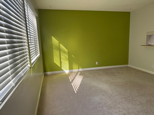 Building Photo - 1227 Casita Dr