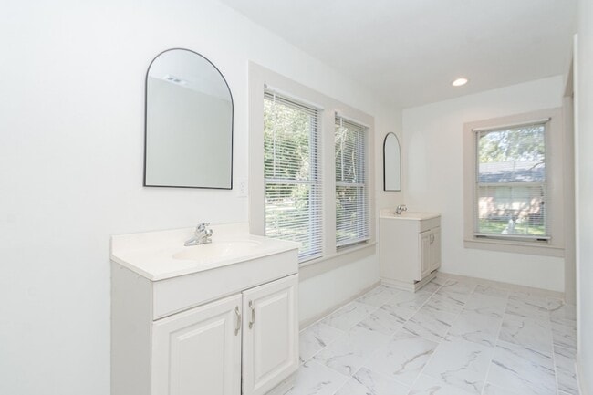 Building Photo - 108 Lostracco St