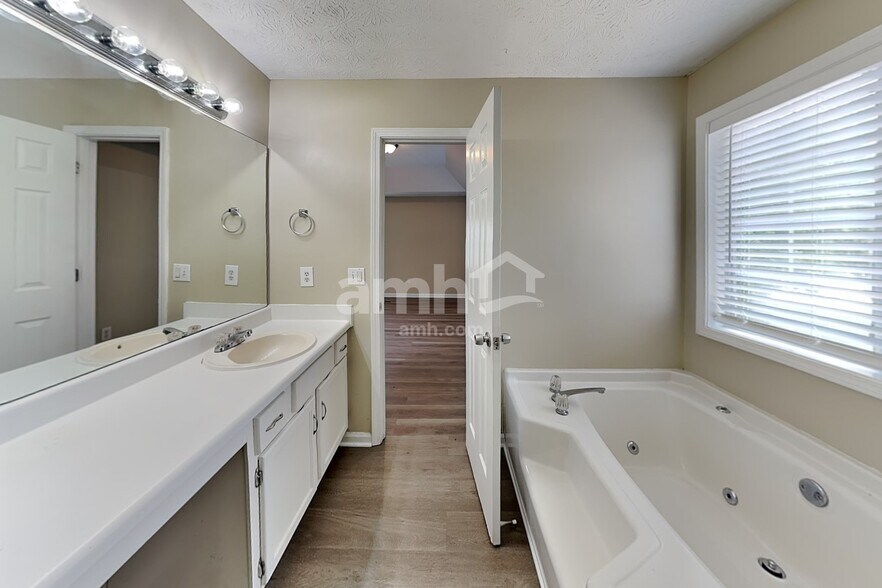 Building Photo - 808 Grindstone Ct SW