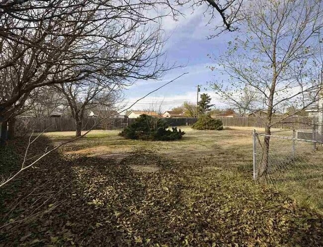Building Photo - 3 Bedroom Home with Large Fenced Yard Avai...