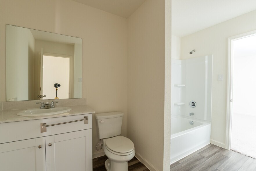 Building Photo - 14141 Emeric St