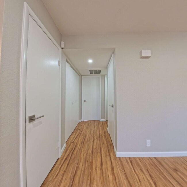 Building Photo - Stunning 2-Bedroom Condo 2nd Floor at The Lakes!
