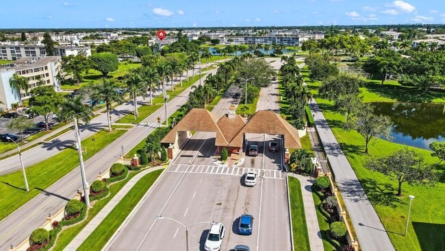 Building Photo - 3059 Ainslie Dr