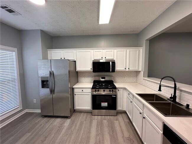 Building Photo - 2025 Austin Park Cir