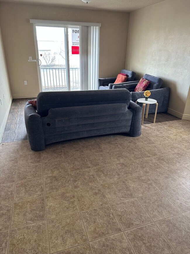 Building Photo - Great 3 Bed 2 Bath Sandy Condo!!