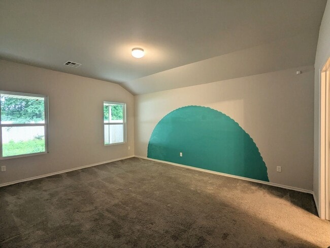 Building Photo - 3 Bed / 2 Bath Home in Noble Schools | Fenced Backyard + Storm Shelter