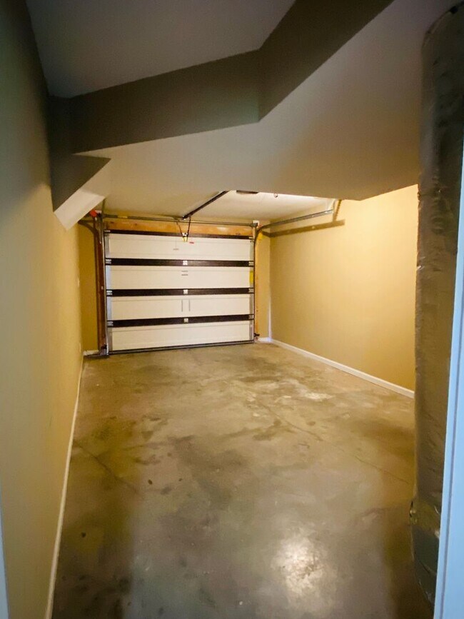 Building Photo - 1725 Thistlewood Dr
