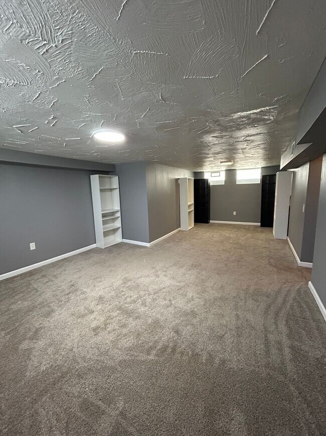 Building Photo - Spacious 3-Bedroom, 2-Bath House in South Euclid