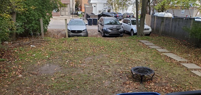 Building Photo - 841 E University Ave