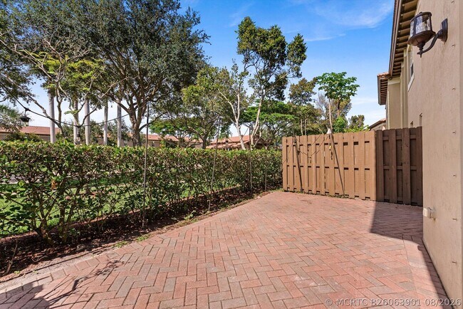 Building Photo - 6884 Julia Gardens Dr