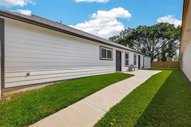 Building Photo - 13843 Northlake Dr