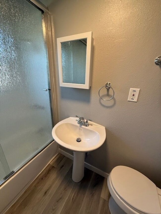 Building Photo - Beautifully Renovated 2-Bedroom Home – Mod...